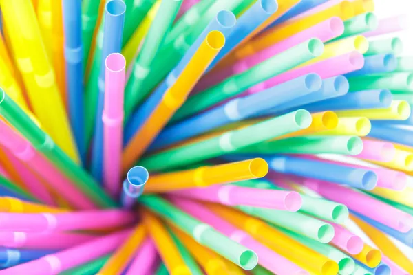 Bunte Trinkhalme Nahaufnahme Hintergrund, buntes Plastik — Stockfoto