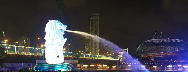 新加坡-2013 年 9 月 19 日-7:53 下午： 鱼尾狮喷泉，在 singapore.merlion 中的是一个神秘的生物，长着脑袋的一只狮子和一条鱼的身体，是新加坡的象征. — 图库照片