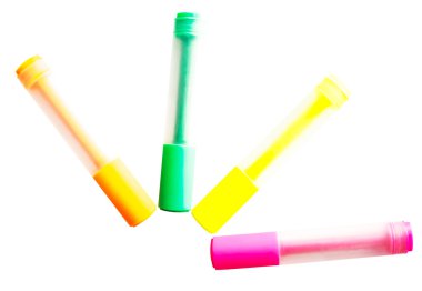 beyaz zemin üzerine Fosforlu Kalemler