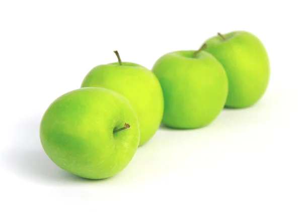 Зеленое яблоко на белом фоне — стоковое фото