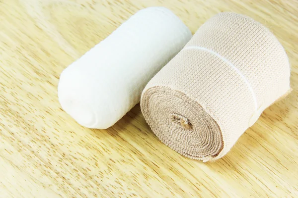 Ahşap masanın üzerine bandaj — Stok fotoğraf