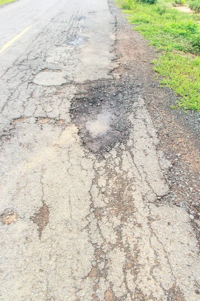 Stary asfalt z dużych pęknięć — Zdjęcie stockowe