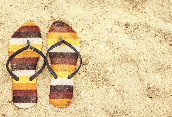 Sandália velha na areia — Fotografia de Stock