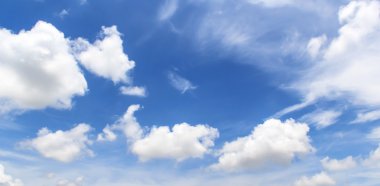 Mavi gökyüzündeki bulutlar