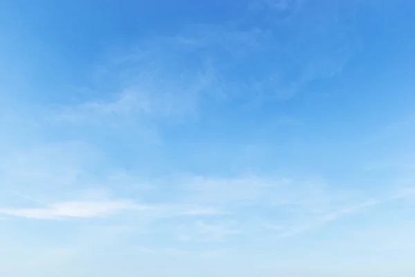 Mavi gökyüzündeki bulutlar
