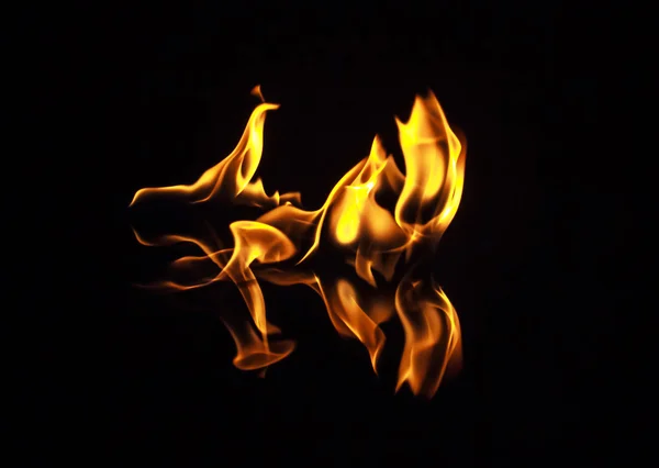 Полум'я вогню на чорному тлі — стокове фото