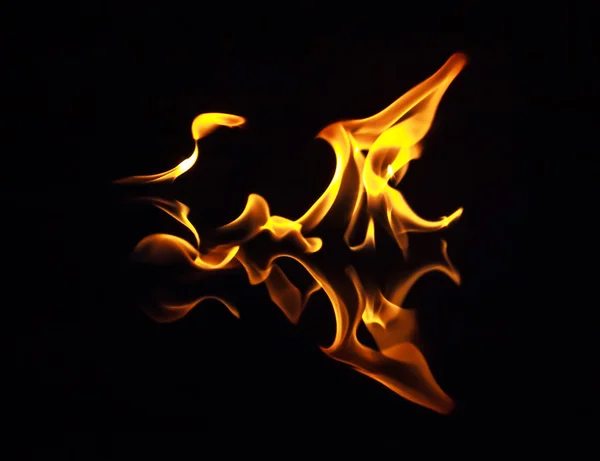 Ogień płomienie na czarnym tle — Zdjęcie stockowe