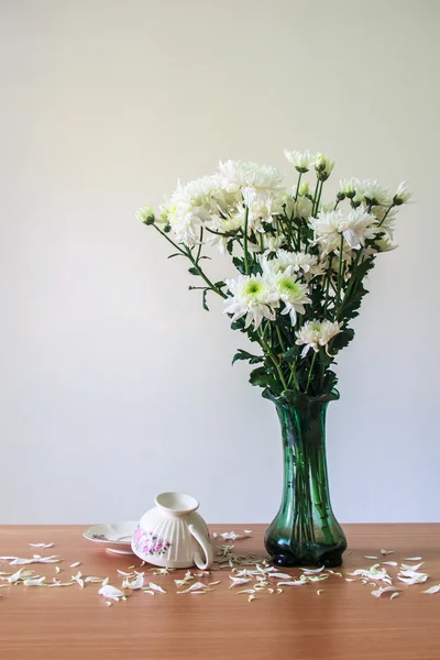 Romantisch ein Strauß Chrysanthemen weiß in grünem Glaskrug — Stockfoto