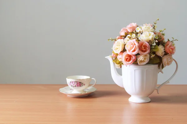 Romântico um buquê de rosas em jarro branco com xícara de café em wo — Fotografia de Stock