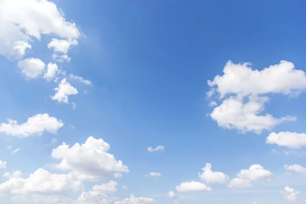 Nuvens no céu azul — Fotografia de Stock