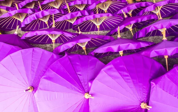 Thailand, chiang mai, handbemalte thailändische schirme trocknen im — Stockfoto