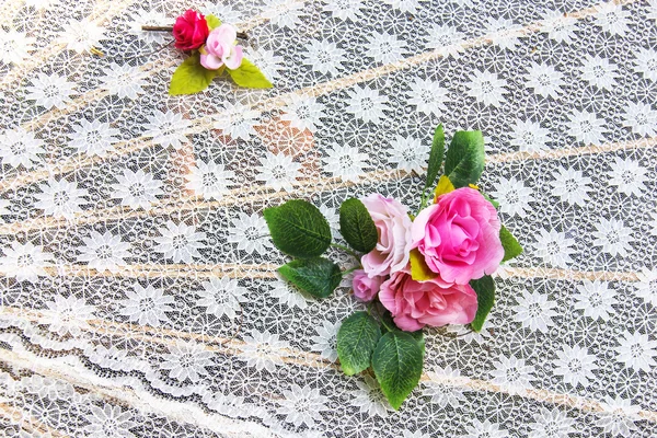 Rose rose fausse fleur sur tissu maille blanche — Photo