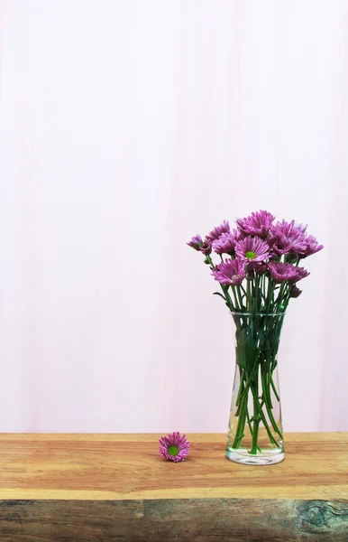 Romantique un bouquet de Chrysanthème violet dans une cruche en verre sur w — Photo