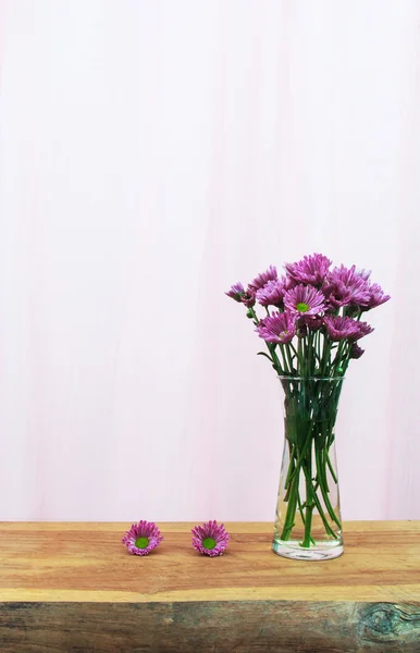 Romantique un bouquet de Chrysanthème violet dans une cruche en verre sur w — Photo