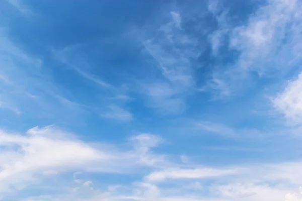 Nuvens no céu azul — Fotografia de Stock