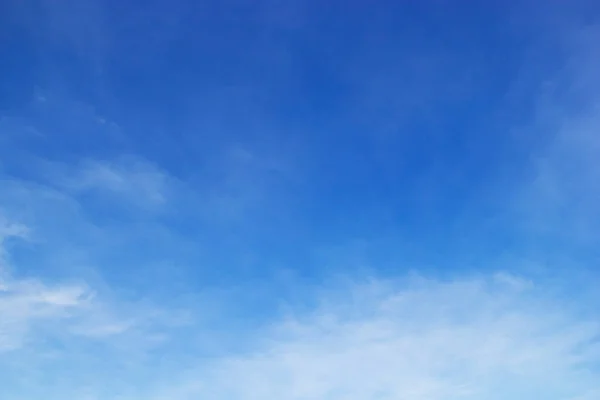 Fundo Céu Azul Nuvens Brancas Foco Suave Cópia Espaço Forma — Fotografia de Stock