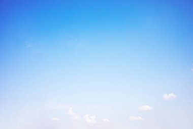 Mavi gökyüzü arkaplanı ve beyaz bulutlar yumuşak odak ve yatay şekli kopyala.