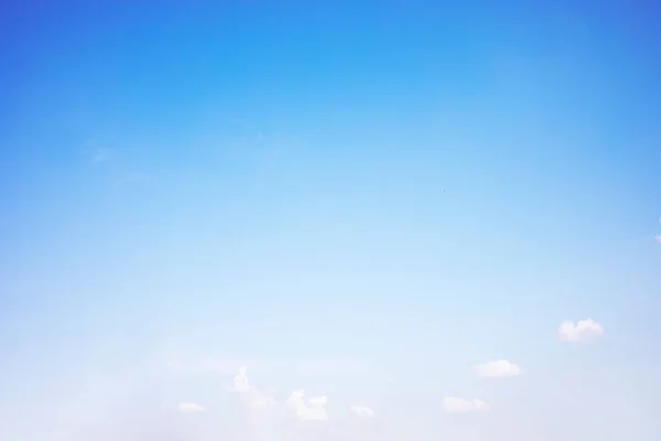 Blauer Himmel Hintergrund Und Weiße Wolken Weichen Fokus Und Kopieren Stockbild
