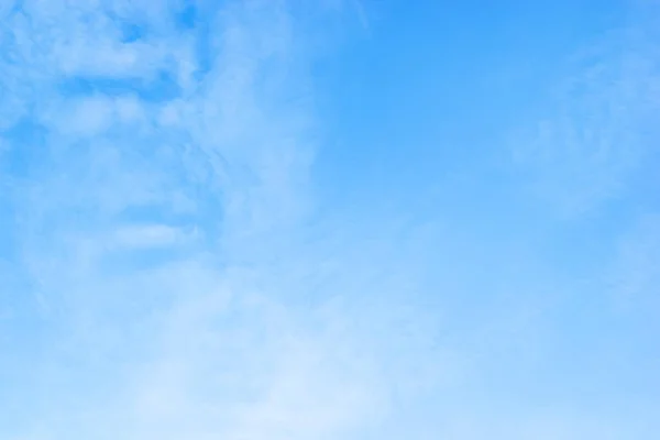 Μπλε Ουρανό Φόντο Και Λευκά Σύννεφα Μαλακή Εστίαση Και Αντιγραφή — Φωτογραφία Αρχείου