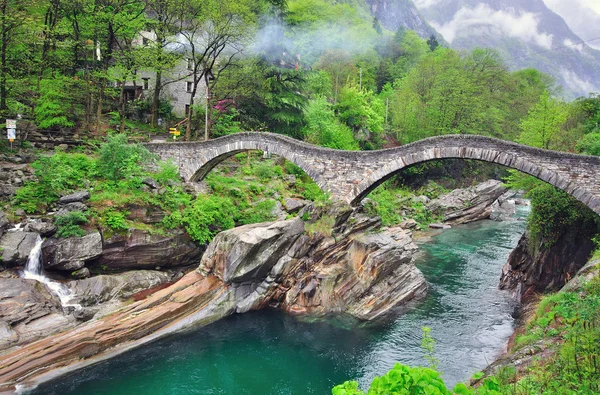 Vogorno alte Brücke — Stockfoto