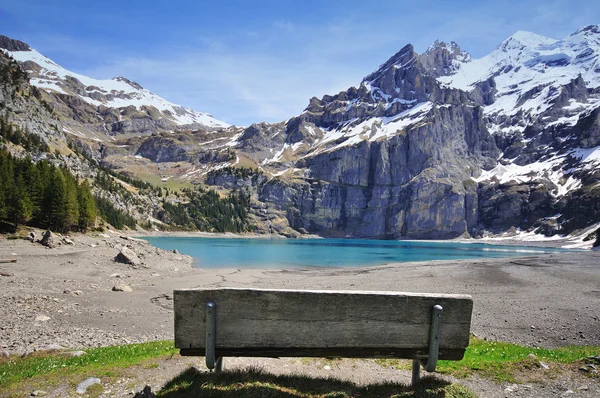 Picos suíços e lago — Fotografia de Stock