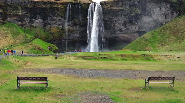 2 benches and waterfall — Stock Photo, Image