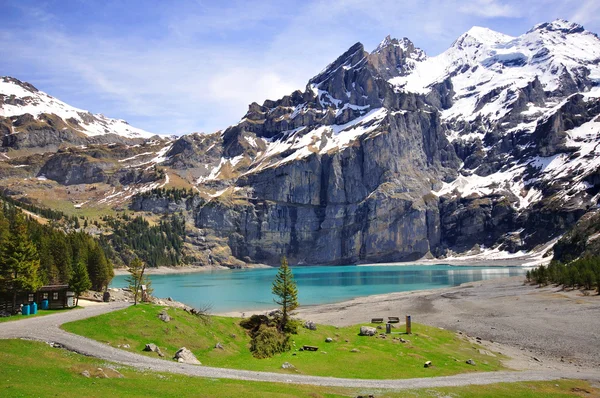 Mountains and Lake Oeschinensee — Stock Photo, Image