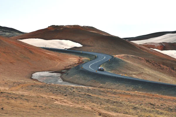 Dolambaçlı bir dağ yolu — Stok fotoğraf