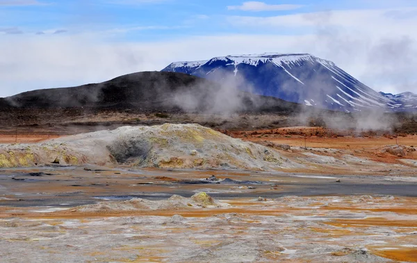 Геотермальная зона и горы — стоковое фото