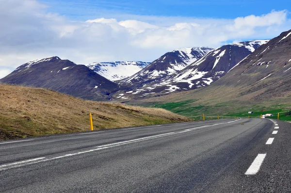 Yol ve dağ — Stok fotoğraf