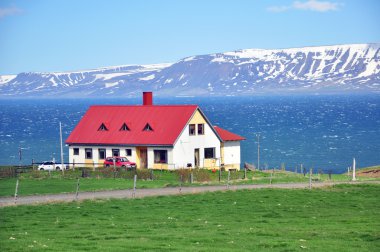 Kırmızı Beyaz Saray, göl ve dağ