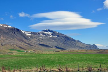 dağ ve İzlanda'daki bulutlar