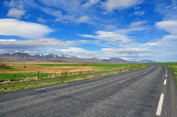 Yol, dağ, ufuk — Stok fotoğraf