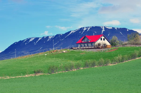 Dağ ve yalnız ev — Stok fotoğraf