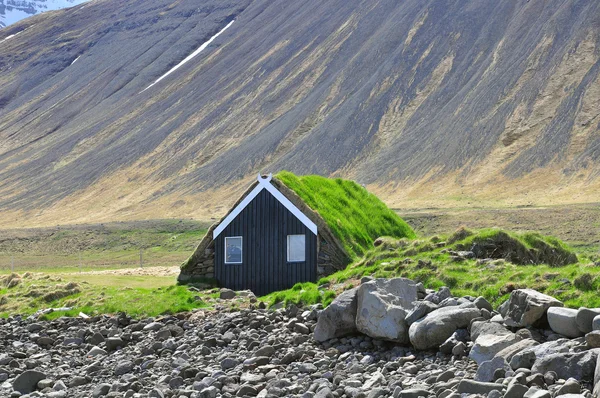 Casa icelandic com um telhado de relva — Fotografia de Stock