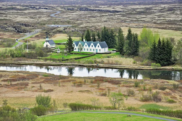 Huizen en rivier in de natuur — Stockfoto