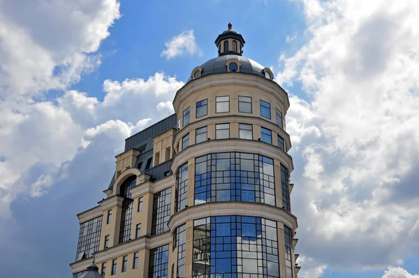 Kantoorgebouw toren op een heldere dag — Stockfoto