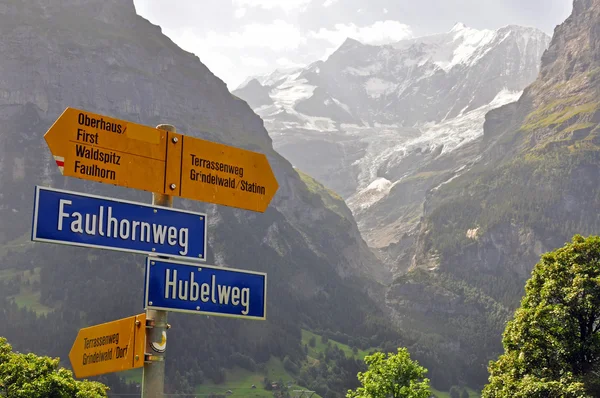 Voetpad ondertekenen in Zwitserse Alpen — Stockfoto