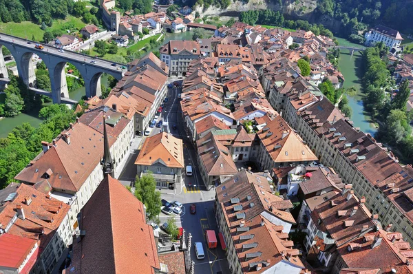 スイスの街の屋根と高架橋 — ストック写真