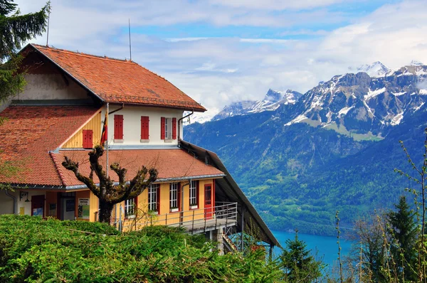 Schweizer Haus und Berge — Stockfoto