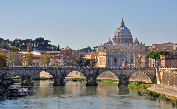 Ponte di Sant Angelo e Cattedrale Vaticana a Roma — Foto Stock