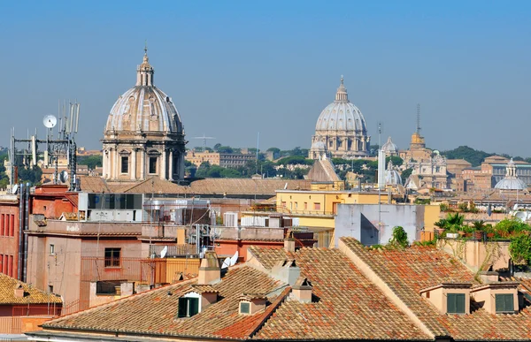 Koepels en daken van rome — Stockfoto