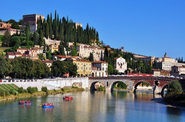 Alte brücke und fluss in verona — Stockfoto