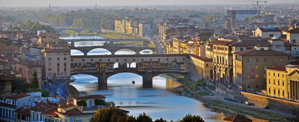 Pontes de Florença ao pôr-do-sol — Fotografia de Stock