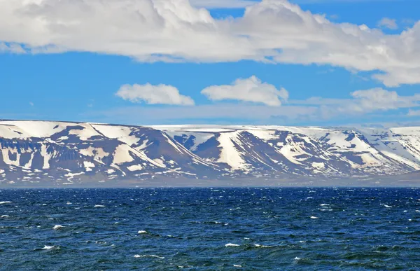 Mare, montagne, cielo — Foto Stock