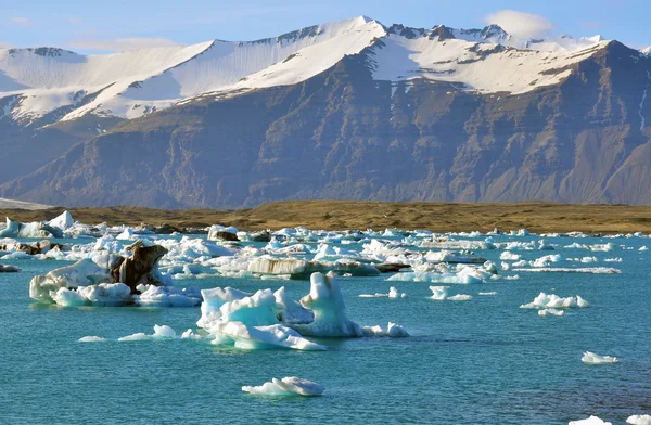 Glaciar y montañas — Foto de Stock