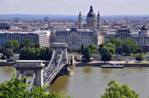 Kettingbrug en Boedapest stadsgezicht — Stockfoto