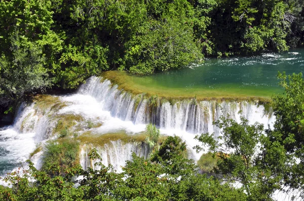 Şelale çağlayan — Stok fotoğraf