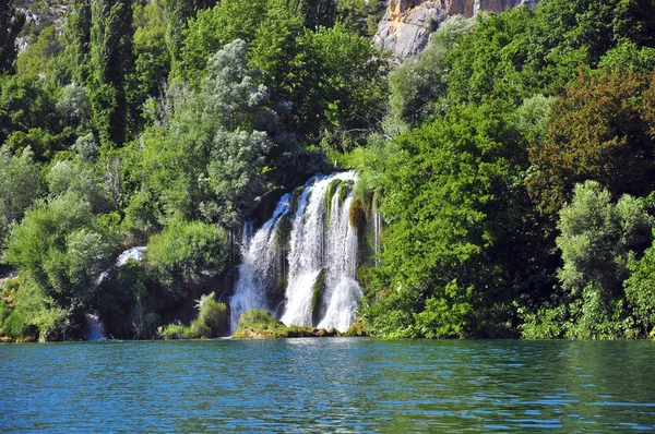 Şelale göl — Stok fotoğraf