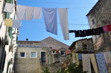 asılı elbiseleri